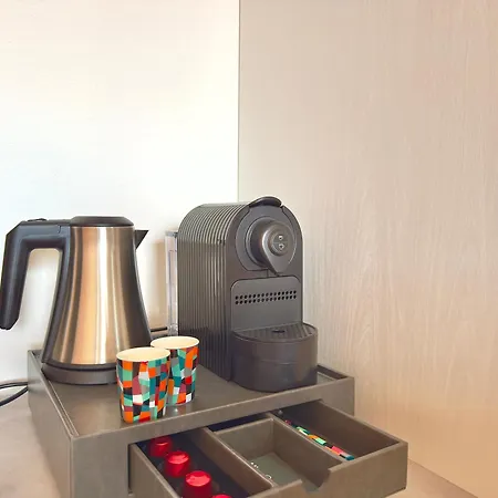 Sleeps 6 - Pool, Parking & Wifi - By Coral Apartment *