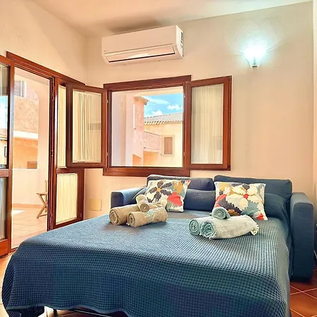 Sleeps 6 - Pool, Parking & Wifi - By Coral *