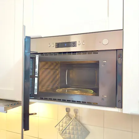 Sleeps 6 - Pool, Parking & Wifi - By Coral