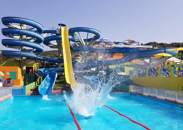 Sleeps 6 - Pool, Parking & Wifi - By Coral *