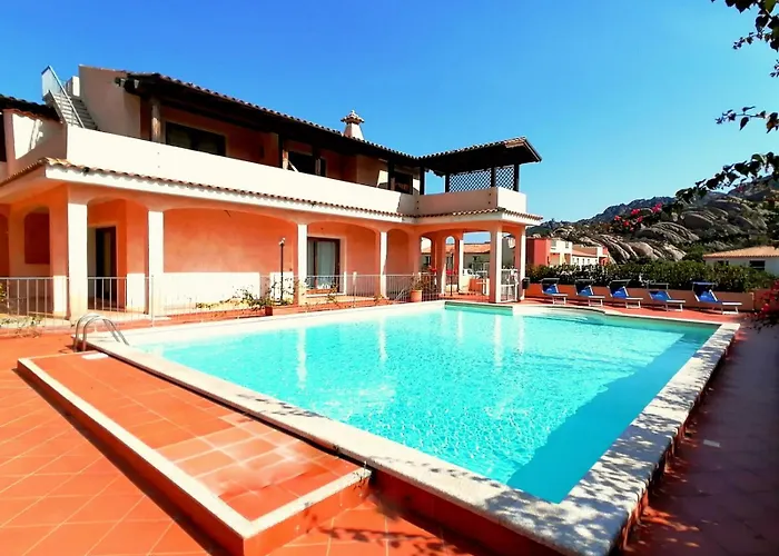 Sleeps 6 - Pool, Parking & Wifi - By Coral