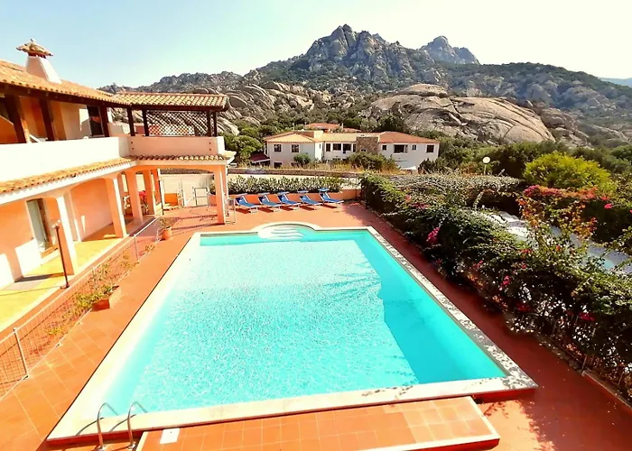Sleeps 6 - Pool, Parking & Wifi - By Coral