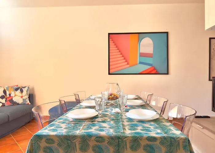 Sleeps 6 - Pool, Parking & Wifi - By Coral *