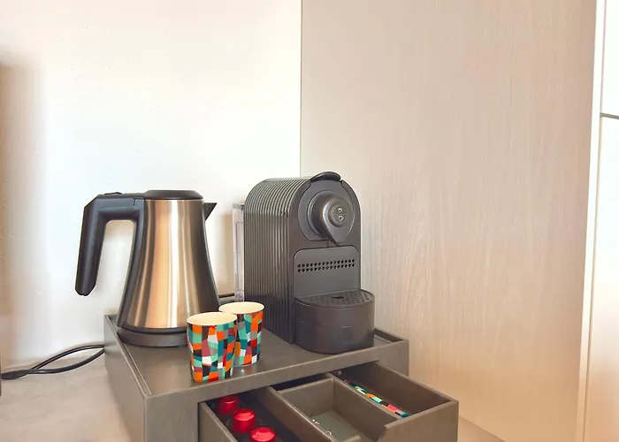 Sleeps 6 - Pool, Parking & Wifi - By Coral Apartment *