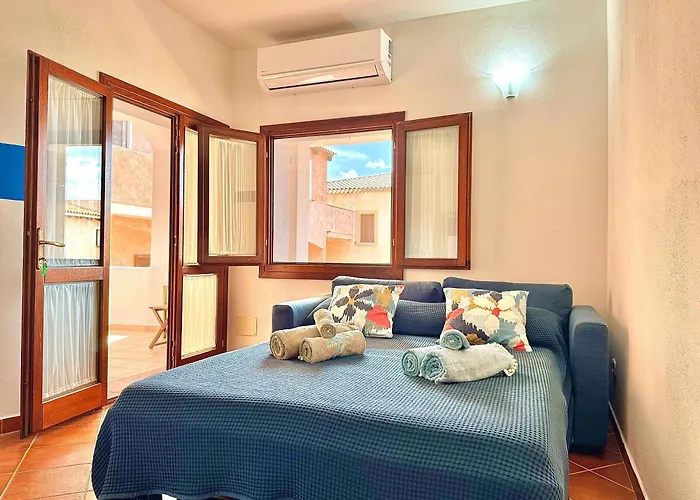 Sleeps 6 - Pool, Parking & Wifi - By Coral *