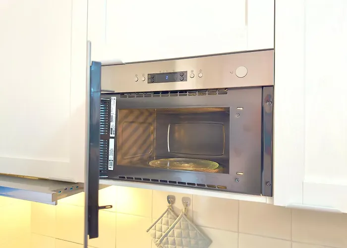 Sleeps 6 - Pool, Parking & Wifi - By Coral