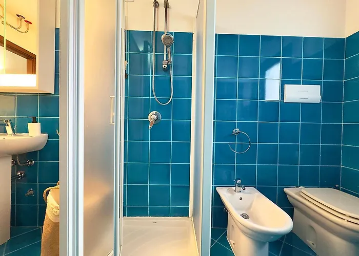 Sleeps 6 - Pool, Parking & Wifi - By Coral Apartment *