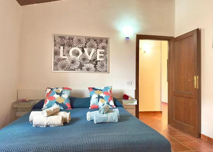 Apartment Sleeps 6 - Pool, Parking & Wifi - By Coral *