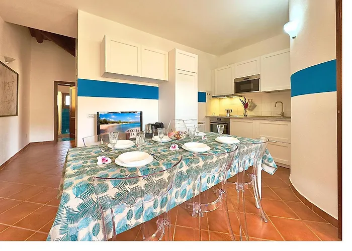 Sleeps 6 - Pool, Parking & Wifi - By Coral Apartment