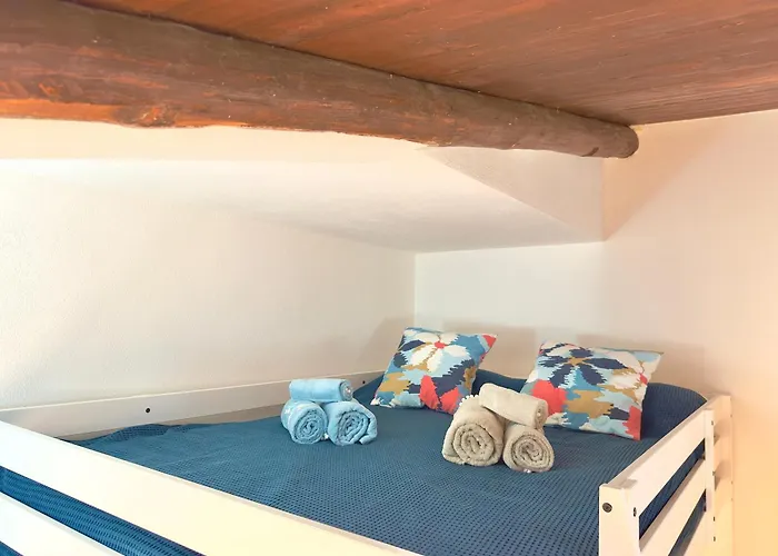 Apartment Sleeps 6 - Pool, Parking & Wifi - By Coral