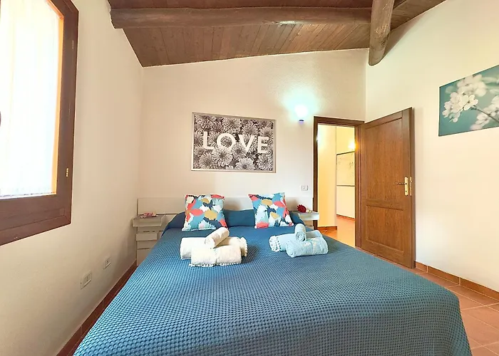 Sleeps 6 - Pool, Parking & Wifi - By Coral Apartment *