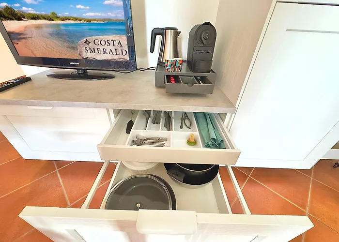 Sleeps 6 - Pool, Parking & Wifi - By Coral Apartment Porto Cervo