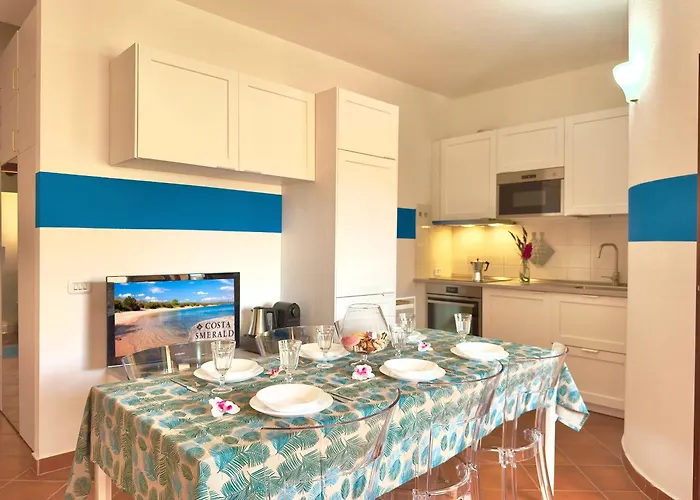 Sleeps 6 - Pool, Parking & Wifi - By Coral