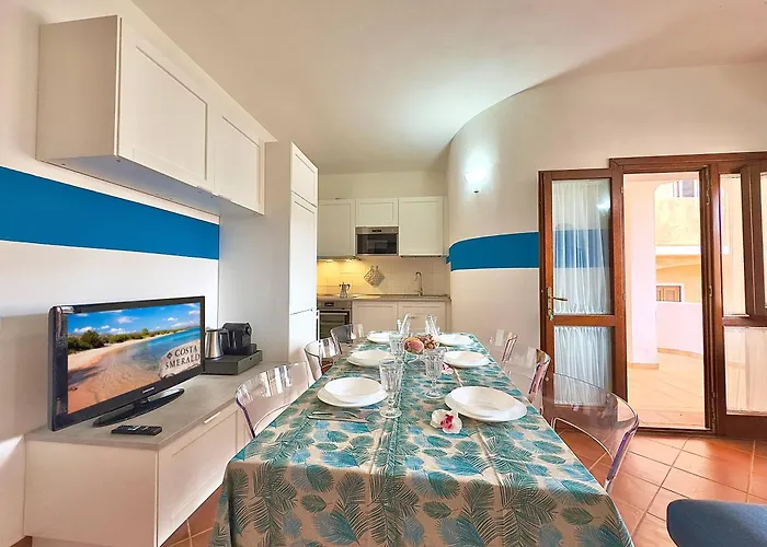Apartment Sleeps 6 - Pool, Parking & Wifi - By Coral