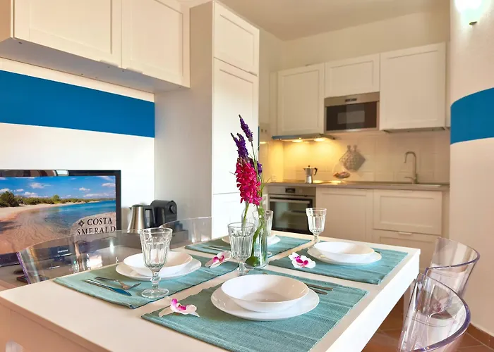 Apartment Sleeps 6 - Pool, Parking & Wifi - By Coral *