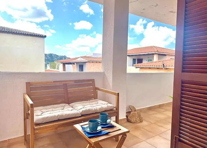 Sleeps 6 - Pool, Parking & Wifi - By Coral *