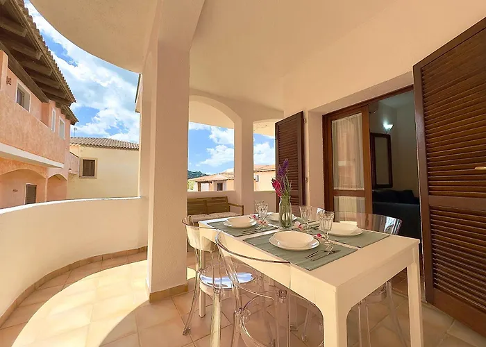 Apartment Sleeps 6 - Pool, Parking & Wifi - By Coral