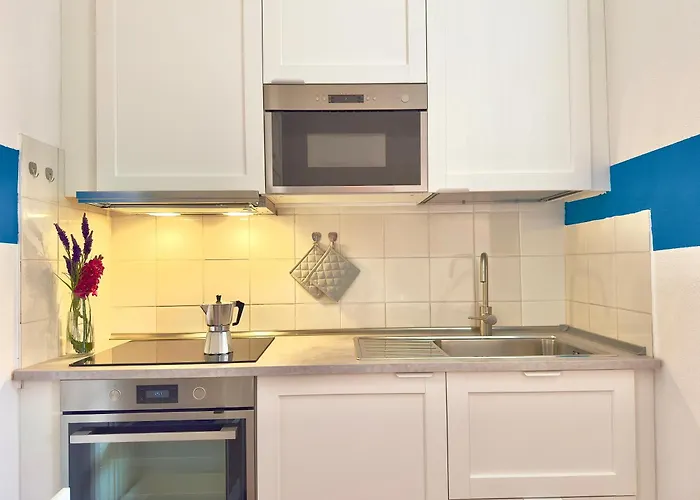 Sleeps 6 - Pool, Parking & Wifi - By Coral Apartment *