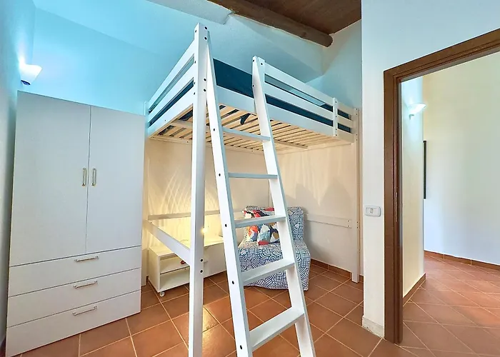 Sleeps 6 - Pool, Parking & Wifi - By Coral *